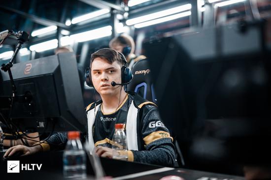 aurora 老板赠送 EmiliaQAQ 两把价值5000美元的刀